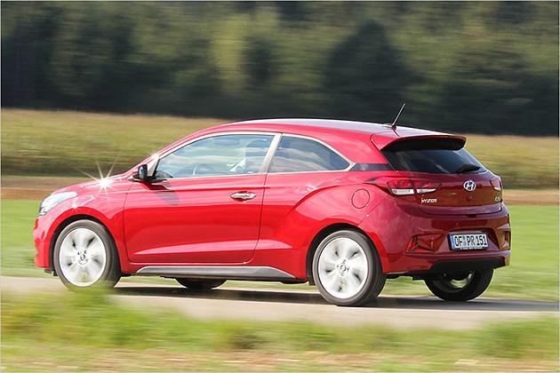 Über den Hinterrädern wurde dem Kleinen eine Kurve ins Blech gekniffen - auch eine Besonderheit des Coupés
