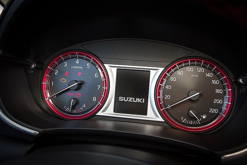 Die Instrumente beim Suzuki Vitara S sind mit roten Zierringen eingefasst