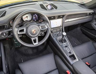 Als wäre man nie etwas anderes gefahren. Schon nach zwei Minuten findet sich auch der Laie im Porsche 911 zurecht.
