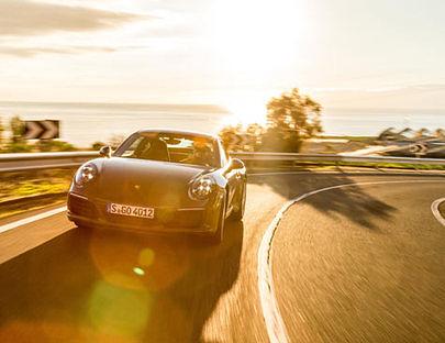 Für den Genuss reichen zwei Dinge: Eine einsame und kurvige Landstraße sowie ein Porsche 911.