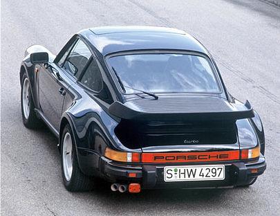 Beim ersten Porsche turbo benötigte man noch üppiges Flügelwerk.