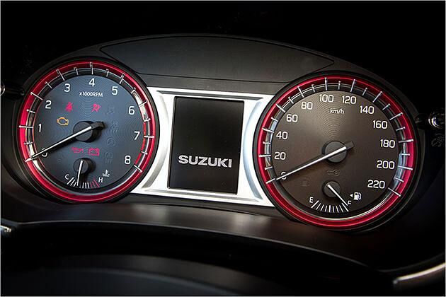 Rote Akzente, wie hier bei den Instrumenten, heben den Vitara S von seinen Brüdern ab