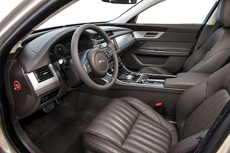Das Cockpit des Jaguar XF ist gegenüber dem Vorgänger deutlich verbessert