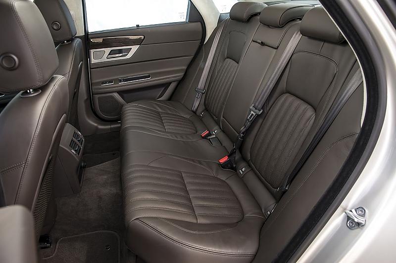 Im Fond bietet der Jaguar XF ziemlich viel Platz