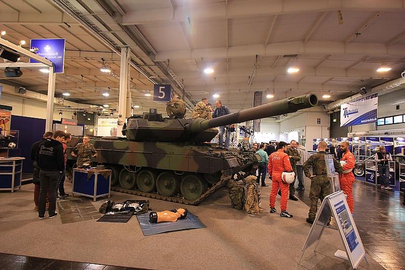 Mit 1.500 PS einer der Stärkster der Messe: Leopard 2-Panzer.