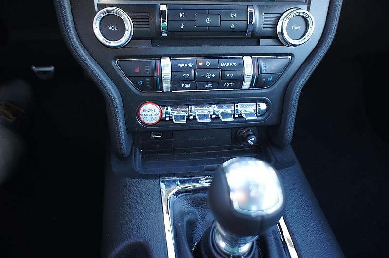 Das Interieur ist nicht bis in letzte Detail wertig, sieht aber gut aus