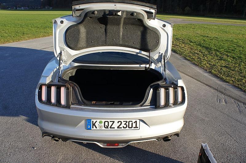 Der Kofferraum fasst 408 Liter, ist aber ziemlich zerklüftet