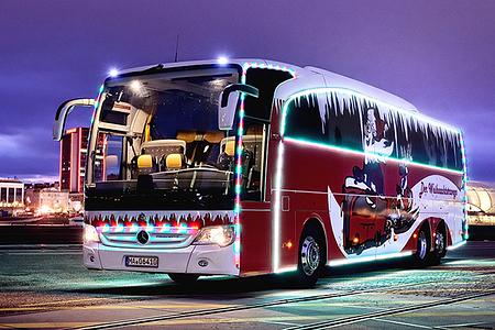 Mercedes Travego M im Weihnachtsmann-Design