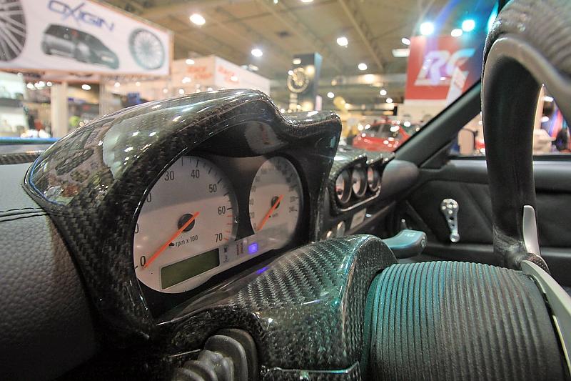 Carbon, Alcantara und Leder bestimmen das Interieur.