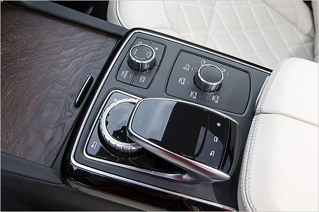 Rechts befinden sich die Drehregler für die Geländeuntersetzung und die Fahrprogramme. Links ist die Drehdrücksteller-Touchpad-Kombination fürs Infotainment-System