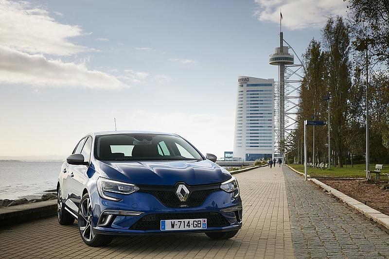 Das C-förmige Tagfahrlicht wird zum Renault-Merkmal