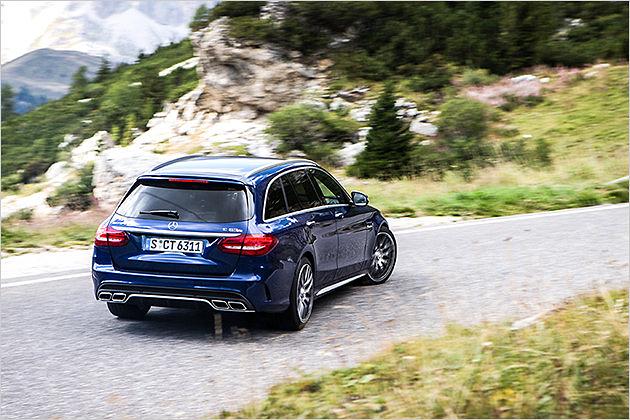 Von null auf 100 km/h geht es in 4,1 Sekunden, die Höchstgeschwindigkeit liegt optional bei 280 km/h. Wir brauchten 12,5 Liter im Schnitt. Am Berg waren es eher um die 20