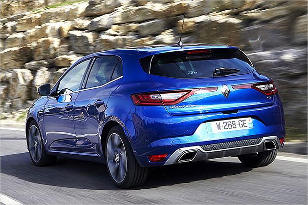 In der Rückansicht wirkt der neue Mégane durch die coupéhafte Dachlinie recht stämmig
