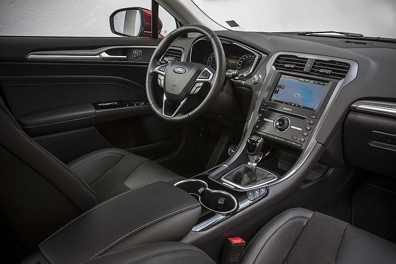 Das Cockpit des Ford Mondeo 2.0 TDCi.