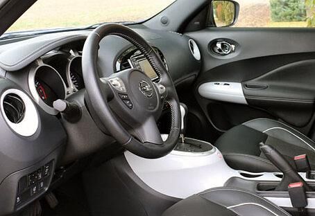 In der ersten Reihe ist beim Nissan Juke davon noch nicht viel zu spüren. Das Platzangebot ist klassenüblich, lediglich die bei der Ausstattung "Thekla" serienmäßigen Sportsitze bemängeln die autoplenum.de-User zurecht als zu stark konturiert.