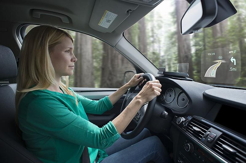 Das Navdy Head Up Display versieht das Smartphone-Navigationssystem mit einigen Komfort-Funktionen, wie zum Beispiel Gestensteuerung