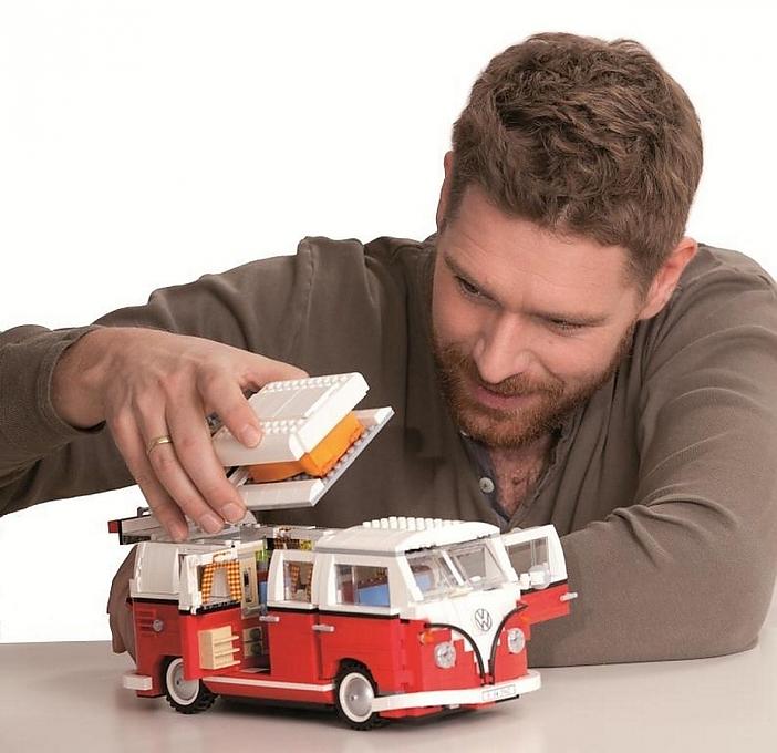 Der Lego Volkswagen T1 Campingbus lässt Männer-Herzen höher schlagen