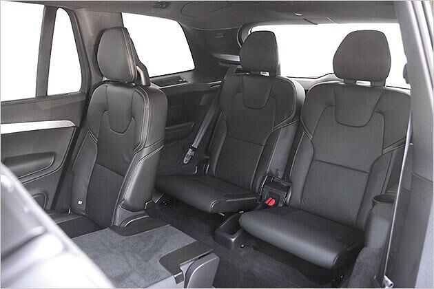 Typisch Full-Size-SUV ist die optionale dritte Sitzreihe, die aus dem Volvo XC90 einen Siebensitzer macht. Sie kostet 1.500 Euro Aufpreis und ist sogar für Erwachsene geeignet
