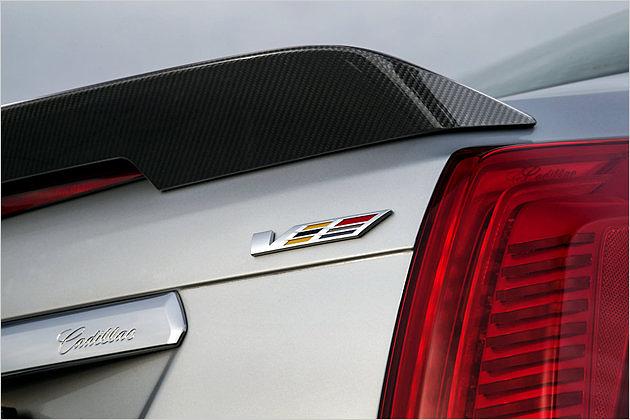 Der Spoiler aus Carbon trägt ebenfalls zur Downforce bei