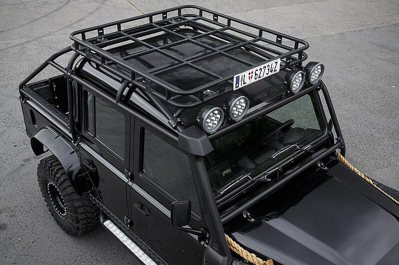 Der Defender hat einen riesigen Dachträger