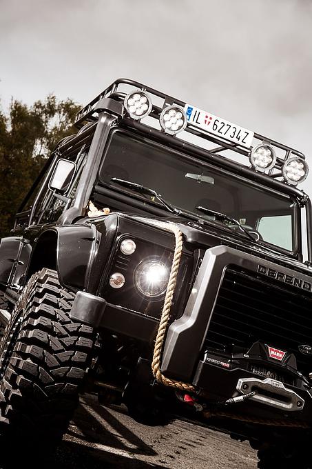 Der James-Bond-Defender hat Sperrdifferentiale an der Vorder- und Hinterachse