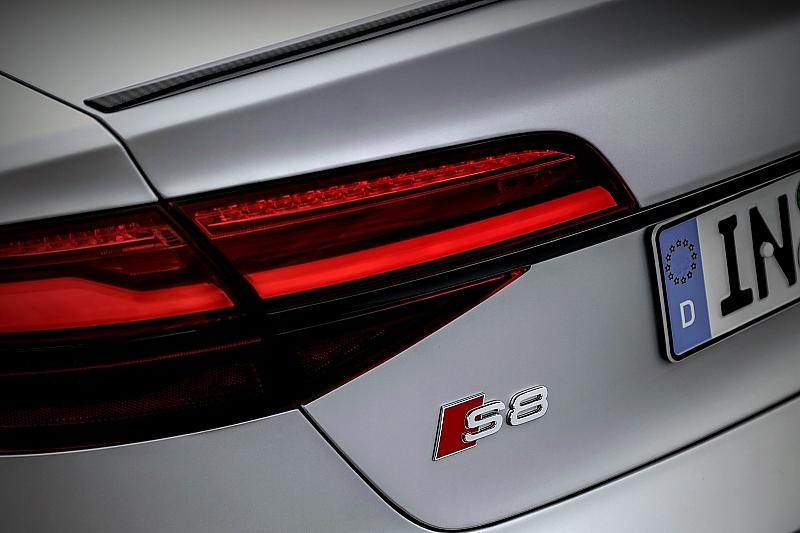 Die Rückleuchten des Audi S8 Plus sind etwas dunkler als beim normalen S8
