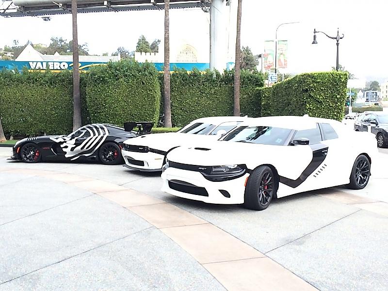 In Los Angeles patrouillieren Storm Trooper in ihrer weißen Rüstung, die von einem schwarz gewandeten Anführer befehligt werden