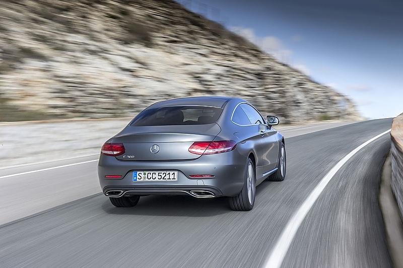 Die beiden Auspuffrohre gehören zum Erscheinungsbild des Mercedes