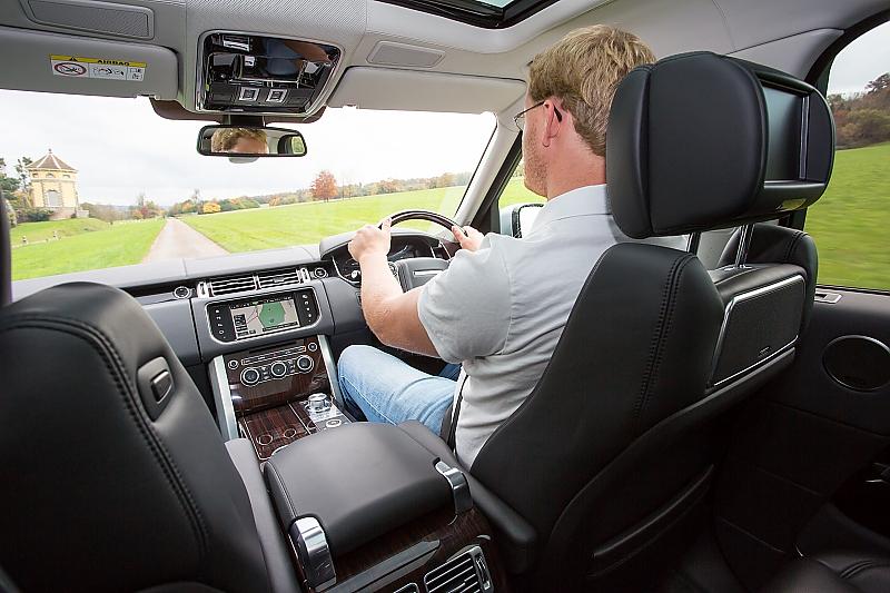Redakteur Marcel Sommer im neuen Range Rover SV Autobiography.