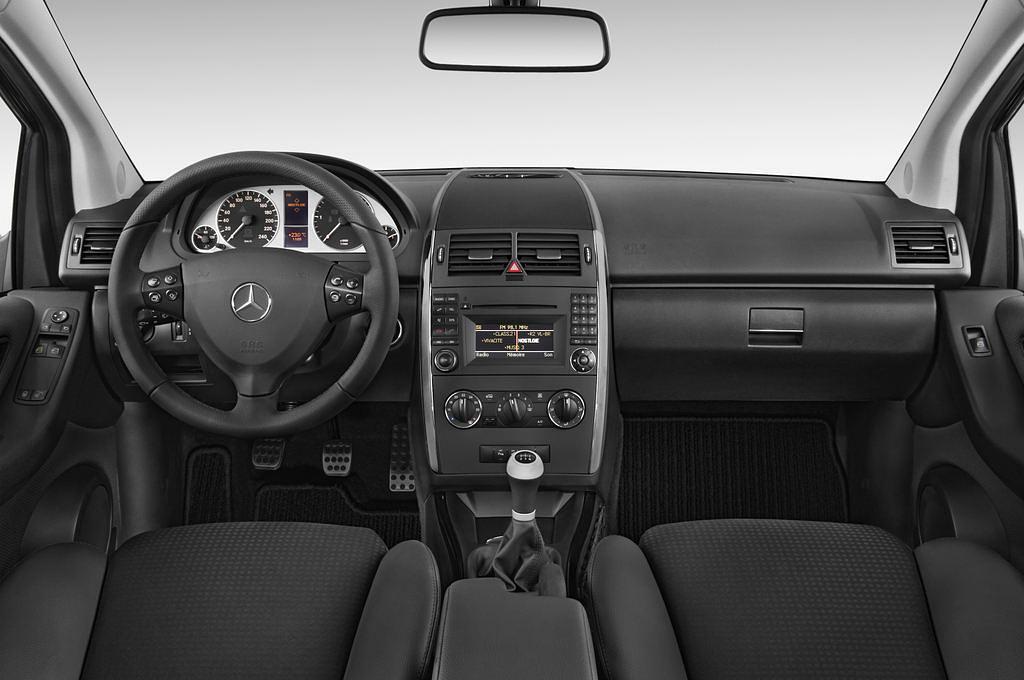 Mercedes A-Class (Baujahr 2011) - 5 Türen Cockpit und Innenraum