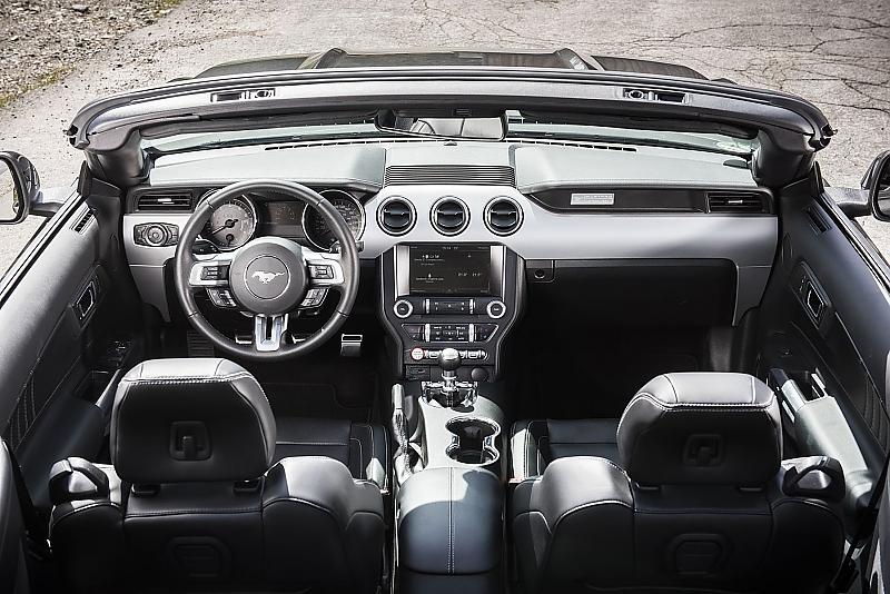 Das Cockpit des Ford Mustang.