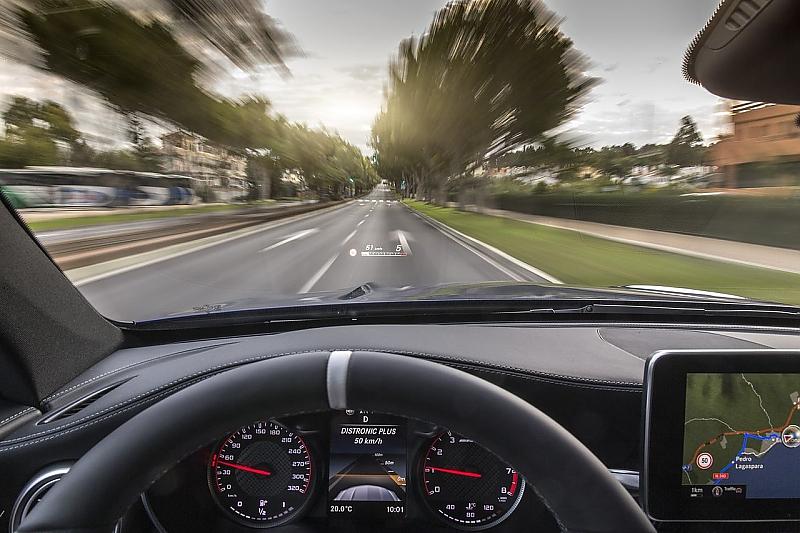 Lässt man es Mercedes AMG C 63 S Coupé krachen, fliegt die Landschaft nur so vorbei