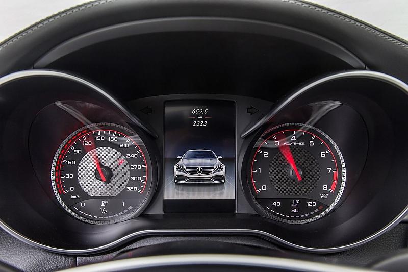 Auf Wunsch kann man das den Mercedes auf 290 km/h freischalten
