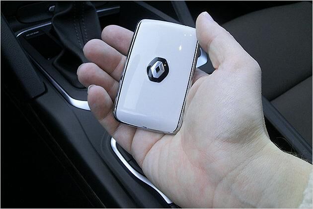 Der elektronische Fahrzeugschlüssel sieht fast aus wie ein Smartphone