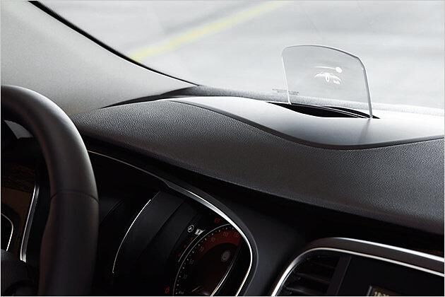 Optional gibt es ein Head-up-Display - allerdings die einfache Version mit kleiner Plexiglasscheibe