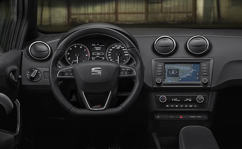 Das Cockpit des Seat Ibiza Cupra ist aufgeräumt und überschaubar