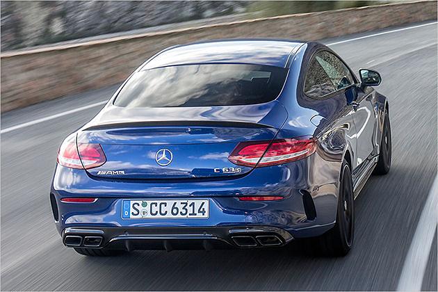 Das C 63 Coupé wächst vorne und hinten um über 60 Millimeter nach außen. Es gibt breitere und steifere Achsen und breitere Räder