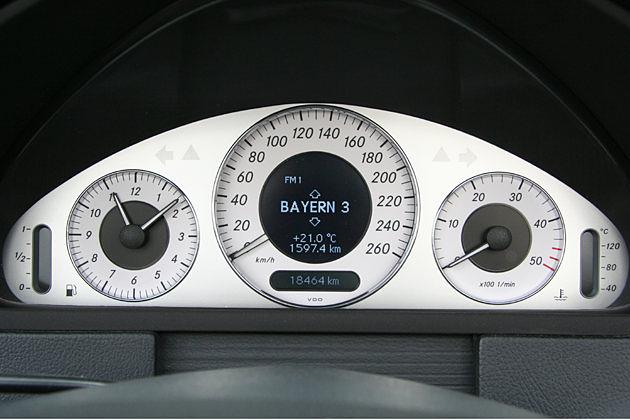 In der Mittes des analogen Tachos ist eine digitale Anzeige des Bordcomputers