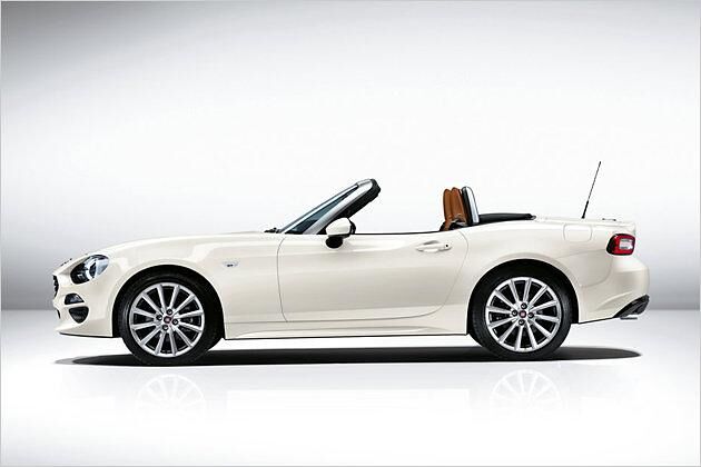 Der 124 Spider basiert auf dem Mazda MX-5, wirkt aber ausladender als der kleine Nippon-Roadster