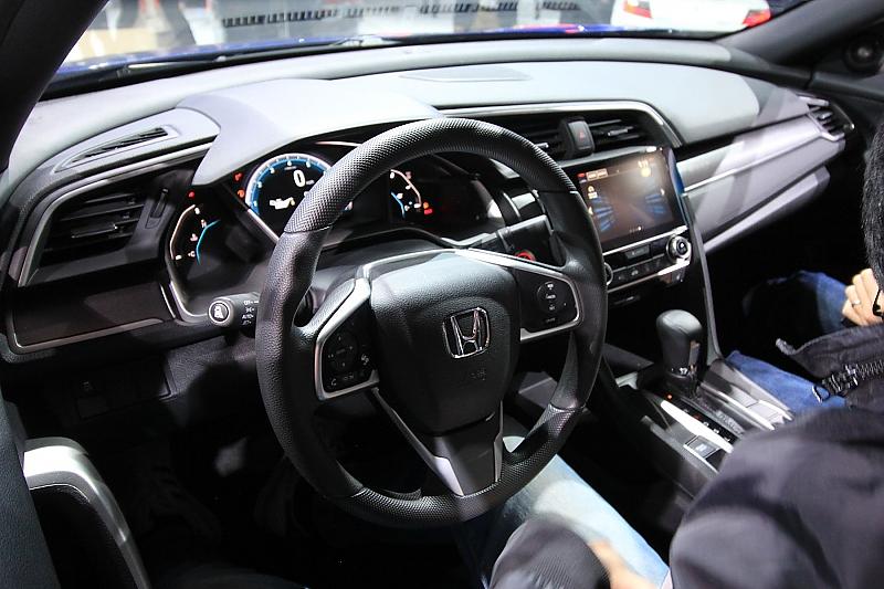 Das Cockpit des Honda Civic Coupe.