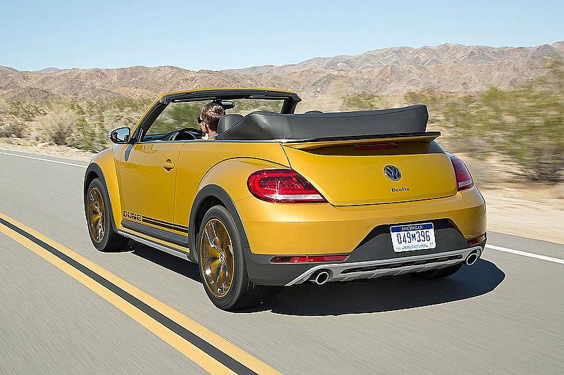 Es verfügt über ein schwarzes Softtop.
