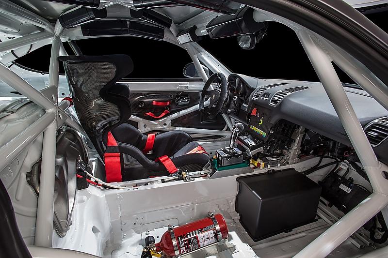 ...ein Rennschalensitz sind im Porsche Cayman GT4 Clubsport serienmäßig verbaut.