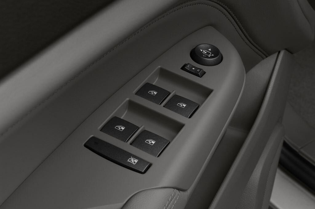 Cadillac SRX (Baujahr 2009) Elegance 5 Türen Bedienungselemente Tür