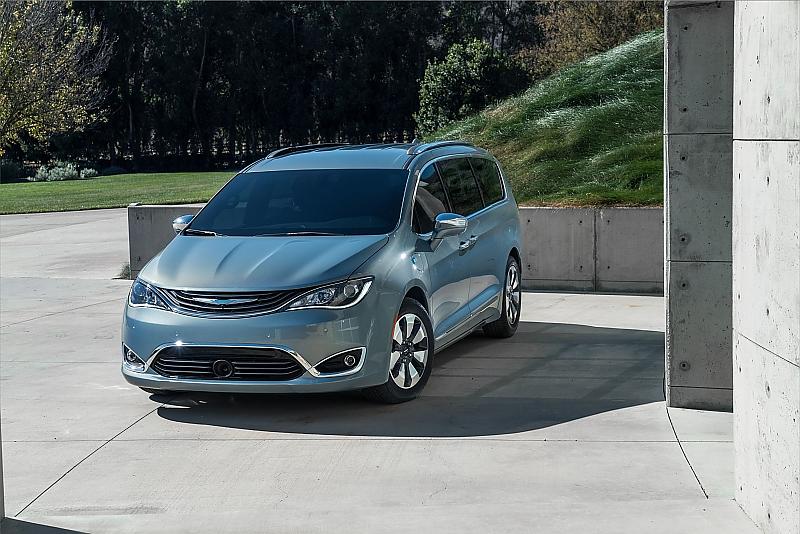 Neben dem konventionellen Antrieb mit einem V6-Motor, gibt es auch eine Plug-in-Hybrid-Variante