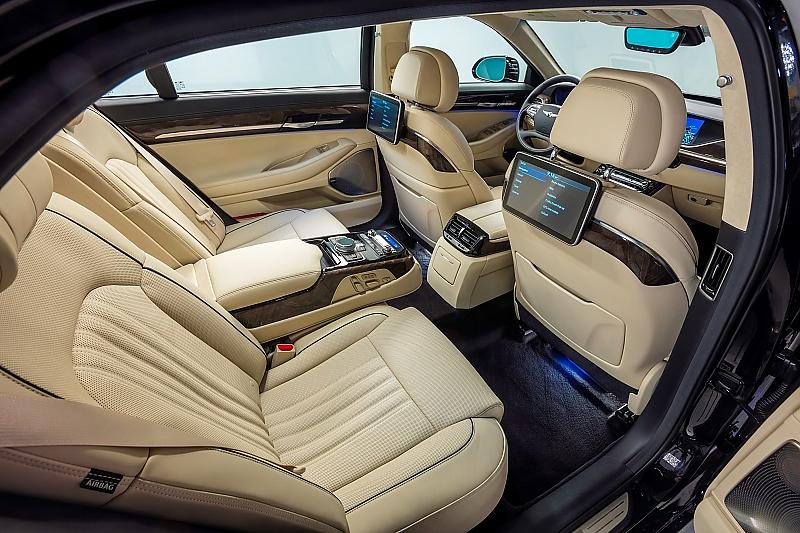 Hinten kann man es sich im Genesis G90 bequem machen