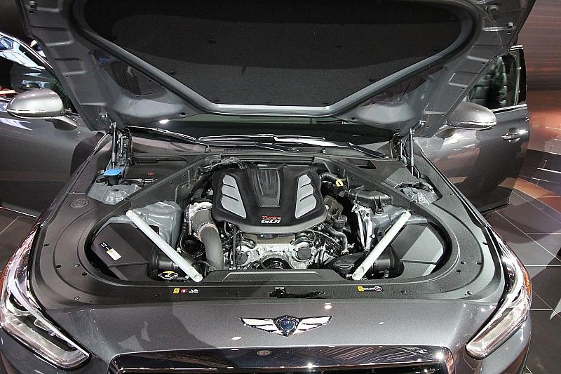 Neben einem 3,3-Liter-Biturbo mit Direkteinspritzung, der es auf 365 PS bringt, steht beim Genesis G90 noch ein 420 PS-V8-Fünfliter-Triebwerk zur Auswahl
