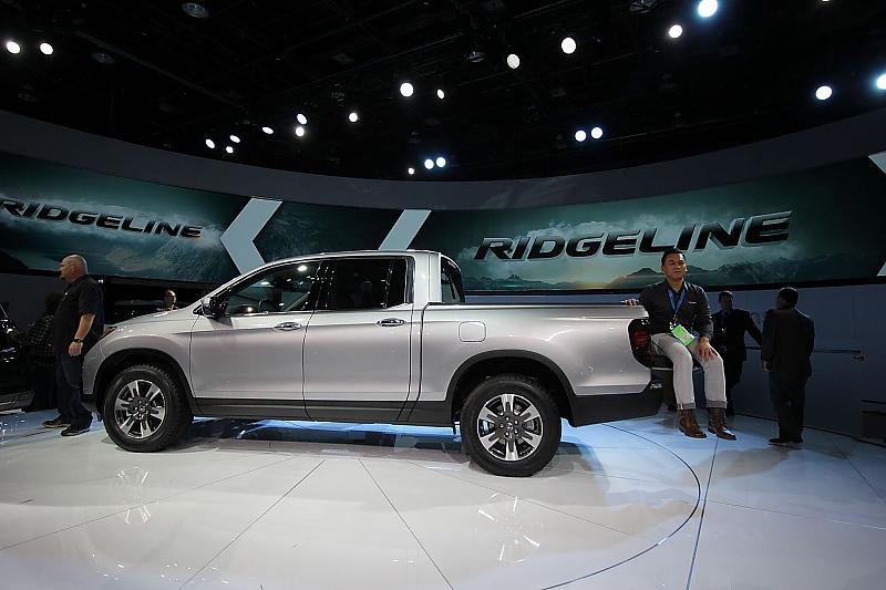 Auf der Plattform-Klappe des Honda Ridgeline kann auch ein Erwachsener sitzen