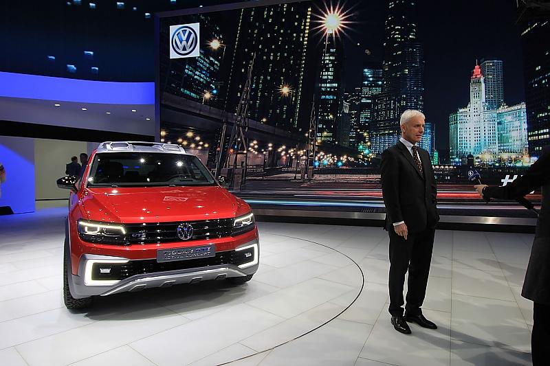 Der VW Tiguan GTE Active Concept neben VW Konzern-Chef Matthias Müller.