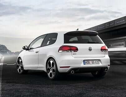 Die anderen Fahrer werden den Golf GTI so sehen: von hinten. Wenn man sich etwas zurück hält, schafft man es, auf 100 Kilometer 7-8 Liter Sprit.