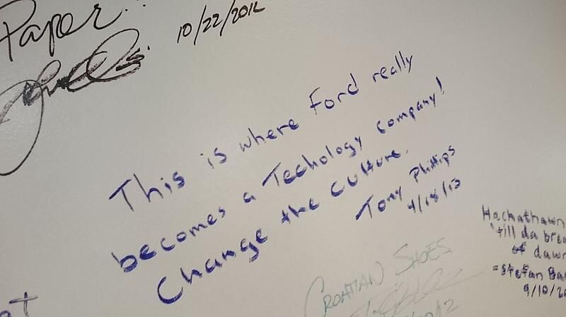 Fordmitarbeiter gehen hier offenbar gern zur Arbeit.